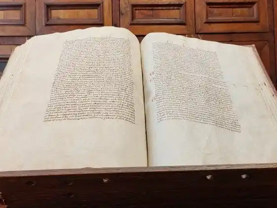 El registro pontificio que contiene la Constitución Apostólica Ubi Periuculm. Foto: Vaticano