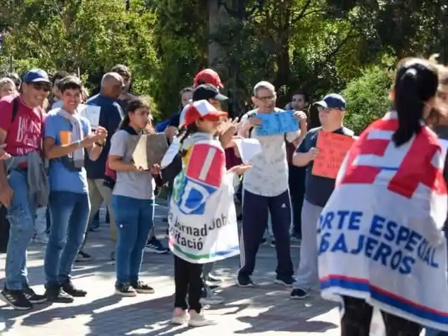 Instituciones del sector, dirigentes y vecinos exigen por los derechos de las personas con discapacidad. Foto: Gentileza.