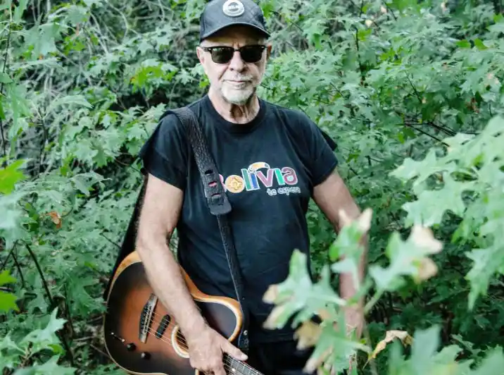León Gieco festeja sus 72 años con una ranchera en homenaje a Hamlet Lima Quintana