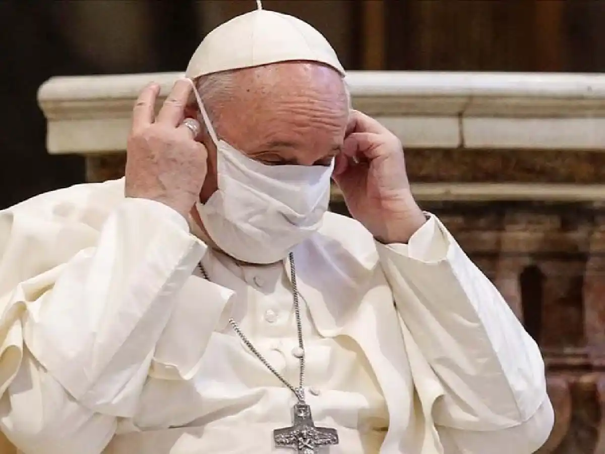 Someten al Papa a una intervención quirúrgica