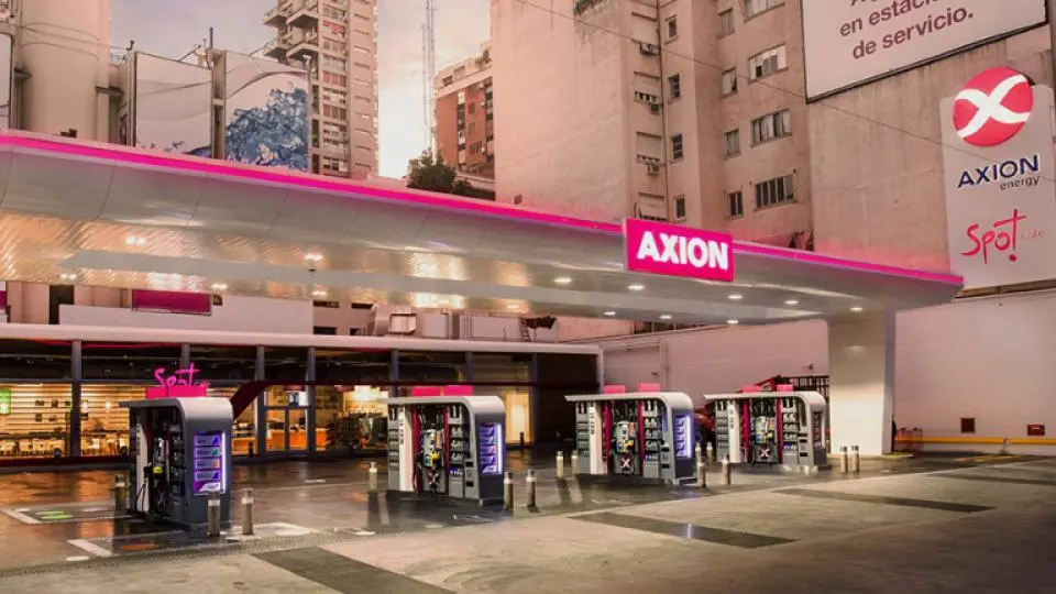 Axion baja 2% el precio de sus combustibles tras subirlos 6%