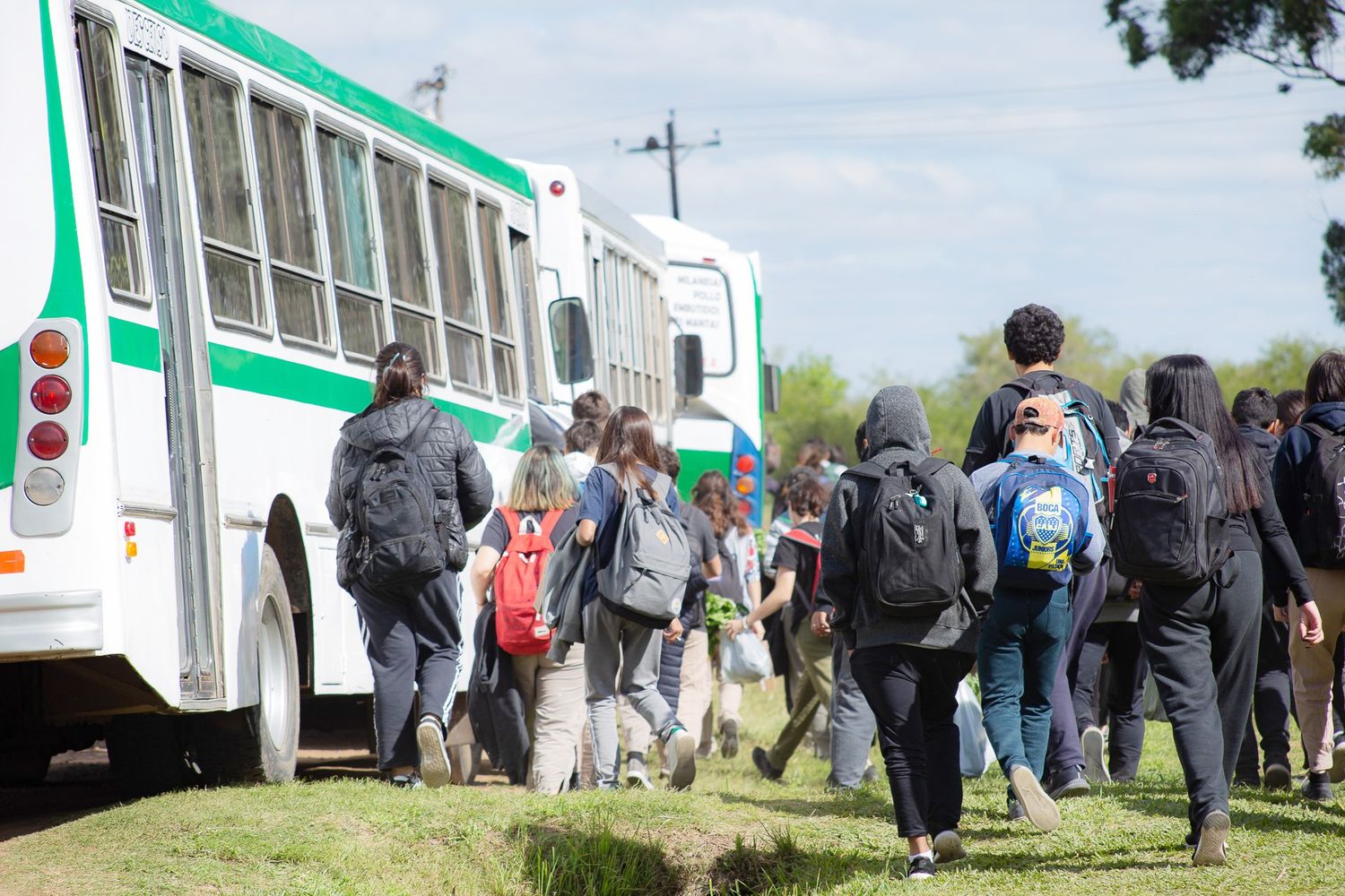 El Estado provincial garantiza el transporte escolar rural