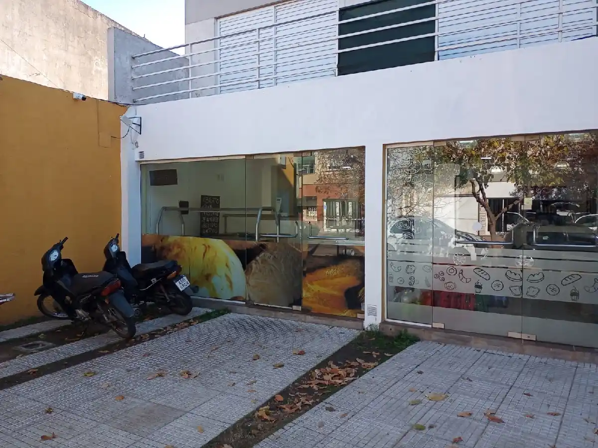 Robaron un comercio de almacén y rotisería de barrio Sarmiento 