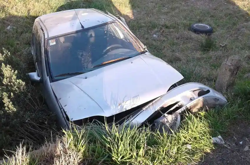 Se le salió un neumático y chocó su auto en la ruta 226