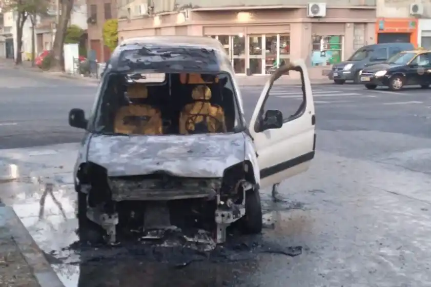 Tensión por un utilitario incendiado debido a un desperfecto técnico