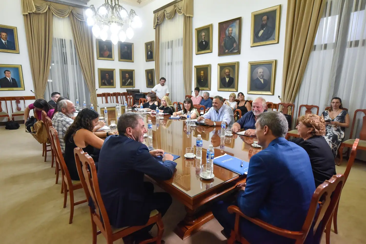 El gobierno provincial acordó con los gremios estatales aumentos por encima de la inflación