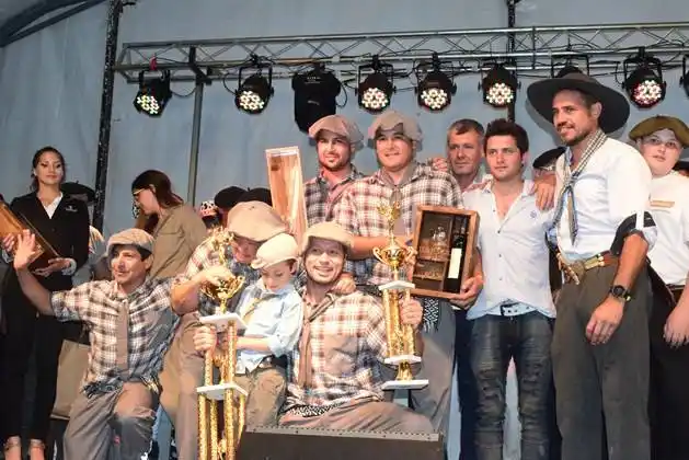 Un equipo de vialenses ganaron el Concurso de Asado con Cuero