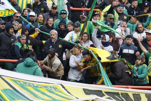 Video: Brutal pelea a cuchillazos en la tribuna de Aldosivi en pleno partido