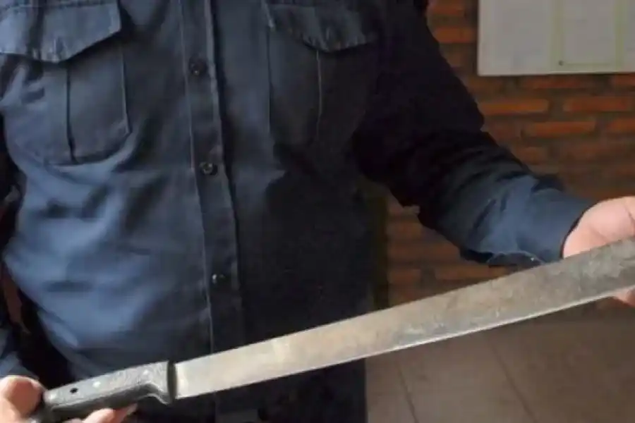 Usó un machete para reclamarle el pago del alquiler a un inquilino: quedó en prisión preventiva
