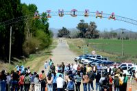 Azucena celebró 117 años: nuevo arco de ingreso hecho por vecinos, tradición rural y tortas negras
