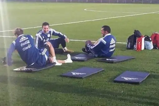 Tevez y Messi: el encuentro más esperado en la práctica de la Selección 