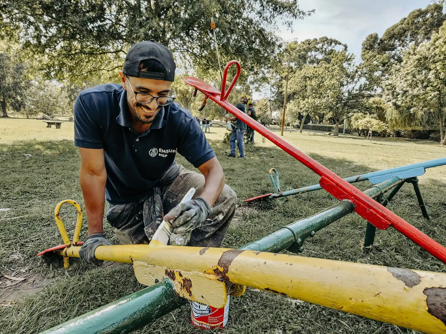 Las tareas incluyeron la reparación y pintura de bancos, la restauración de juegos infantiles y la instalación de nuevos bicicleteros. También se colocaron bolardos metálicos para ordenar la circulación interna y proteger los sectores peatonales.