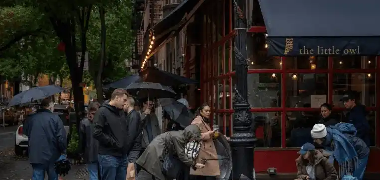 Los fanáticos de Perry dejaron ofrendas en el café neoyorkino. Foto AFP