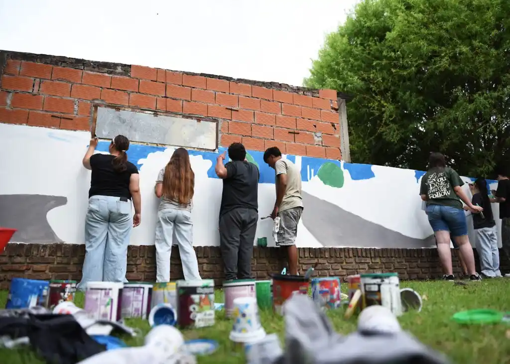 El parque de Avda. Los Constituyentes y Rafael Obligado luce renovado con obras, mural y un proyecto ambiental