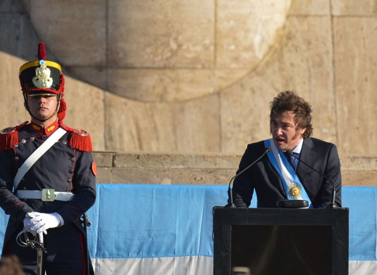 Milei participó el año pasado del acto central por el Día de la Bandera en Rosario. Este 2025 pegó el portazo y encabezará una actividad en Palermo.