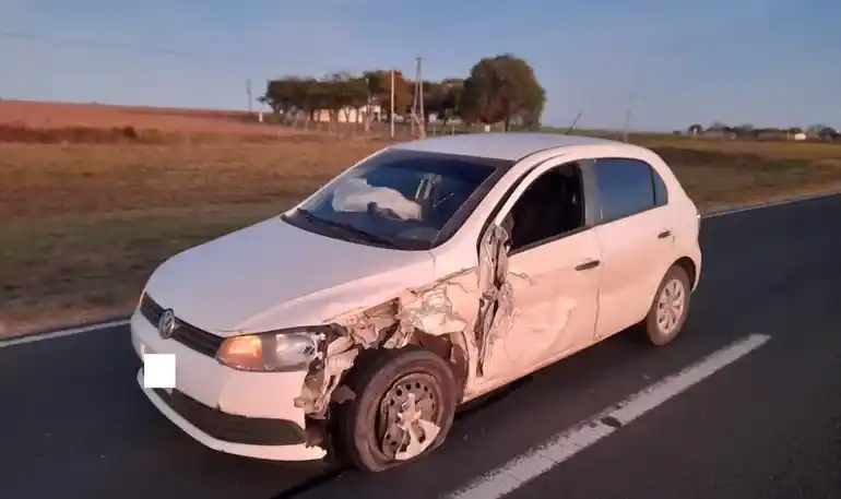 Chocaron un auto y un colectivo en la Ruta 12