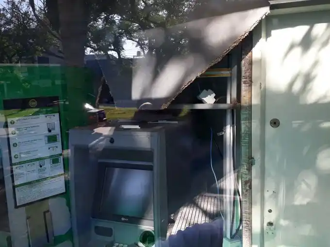 Vandalizaron cajeros automáticos en un intento de robo
