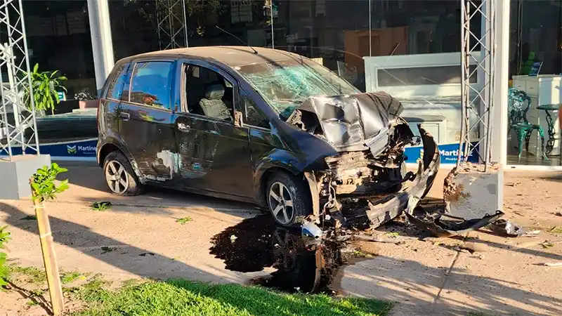 Un joven robó un auto y lo destrozó al chocarlo contra una columna