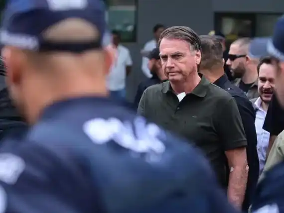 Según la Corte, Bolsonaro intentó romper su tobillera para fugarse