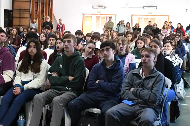 Más de 150 estudiantes de 44 escuelas secundarias participaron de una jornada de debate e intercambio que promueve la participación juvenil y el fortalecimiento del sistema educativo.