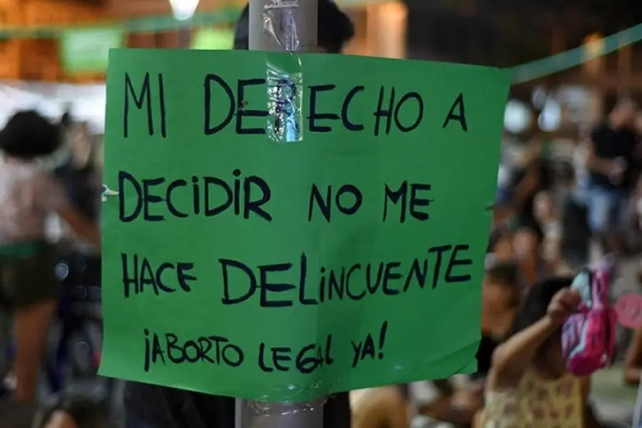 "Pañuelazo verde" frente a embajada de EEUU para repudiar el fallo contra el aborto