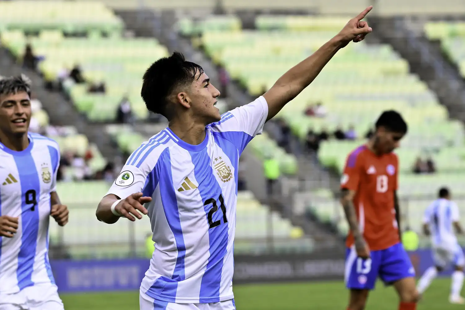 Subiabre festeja la apertura del marcador y lo acompaña Ruberto, que anotaría el segundo gol.