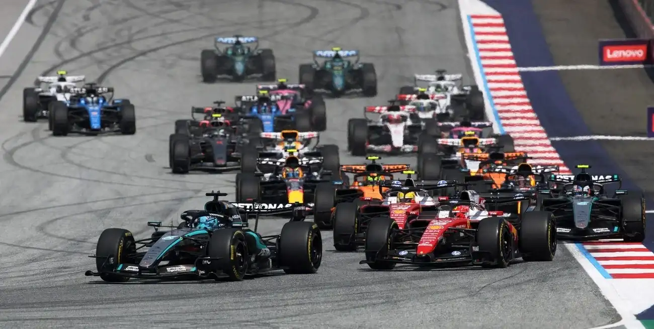 La guerra de evoluciones también se trasladó a la pista: George Russell lidera con Mercedes por delante de Lewis Hamilton y su Ferrari, dos de los equipos que podrán destinar más recursos al desarrollo durante la segunda mitad de la temporada. Crédito: Reuters. REUTERS/Leonhard Foeger