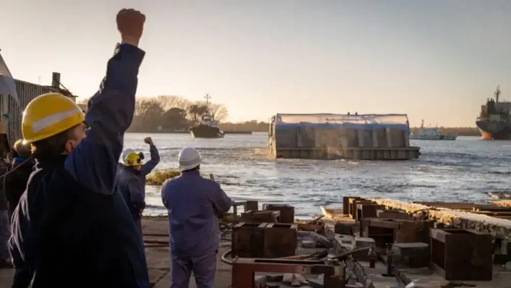 Un grupo de trabajadores en el puerto.