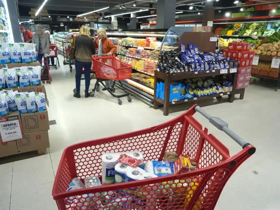 Con una baja mensual, las ventas en los supermercados subieron 6,1 % interanual en mayo