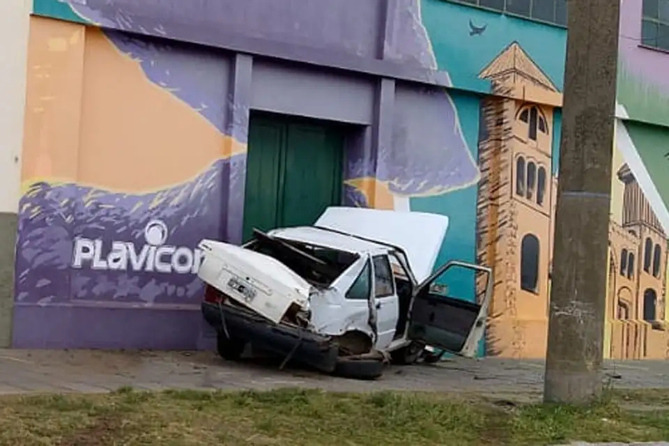 Fuerte choque de un auto en avenida Balbín al 900