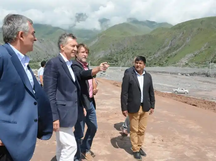 Macri recorrió las obras de reconstrucción en Volcán