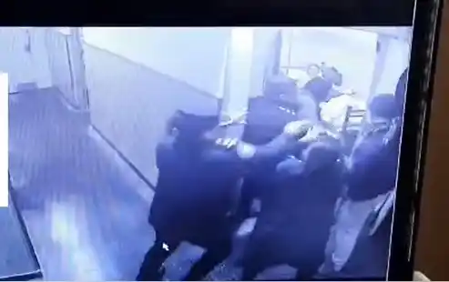 Video: Así fue la brutal agresión al chofer del auto de las jugadoras de Argentino de Merlo en el hospital de Baradero