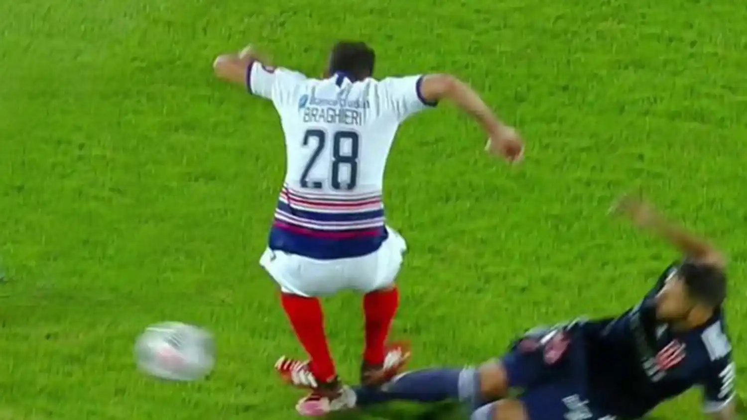 Diego Braghieri denunció que recibió amenazas por la patada al entrerriano Larrivey