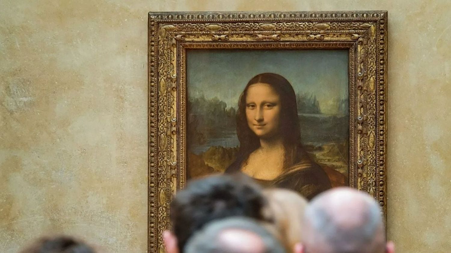 Un museo británico exhibe una estatua de la “Mona Lisa” mostrando su trasero