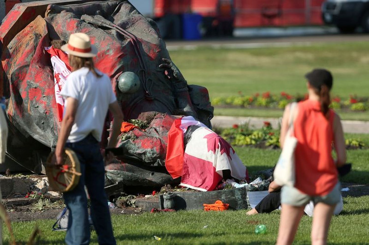 Sin orgullo por el genocidio: canadienses derriban estatuas de las reinas Victoria e Isabel II