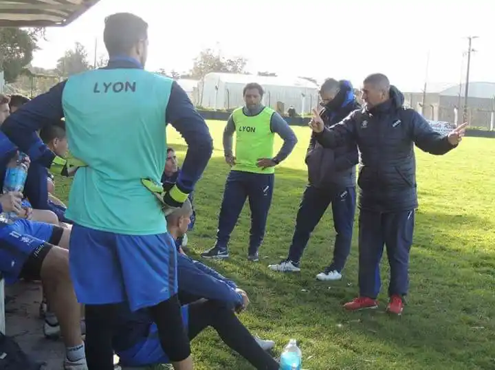 Alvarado entrena con la cabeza puesta en el debut