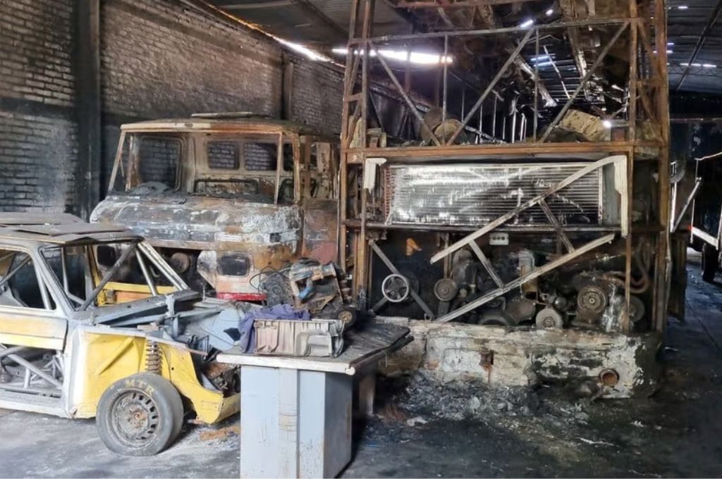 Un incendio arrasó con un taller de autos de competición en Casilda