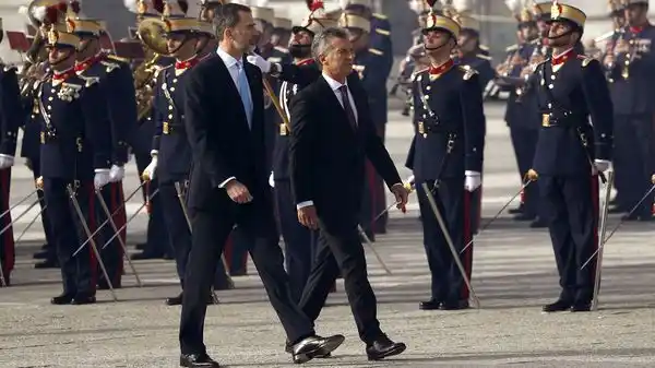 Cambio histórico en el protocolo español para recibir a Macri