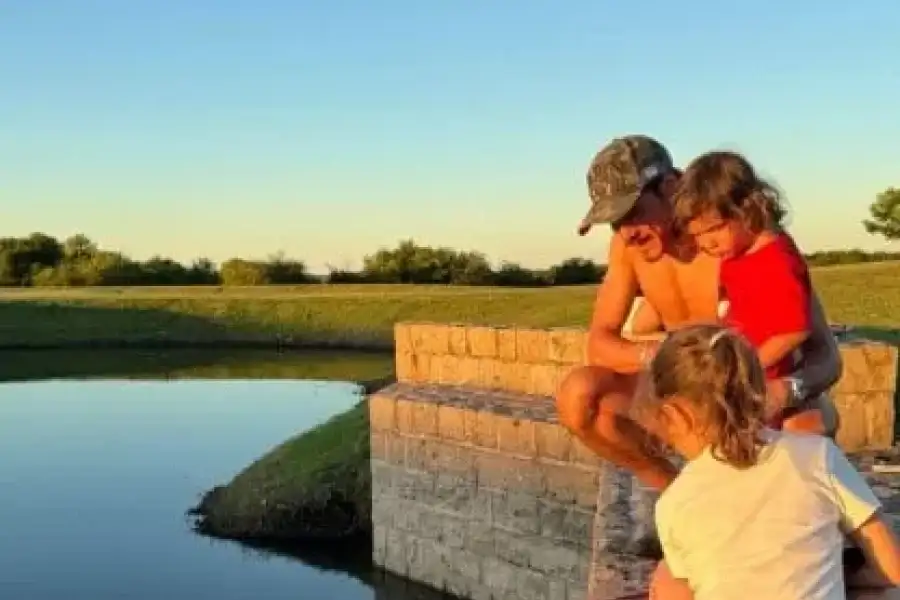 Cavni junto a sus hijos en su Salto(UY) natal (IG E.Cavani)