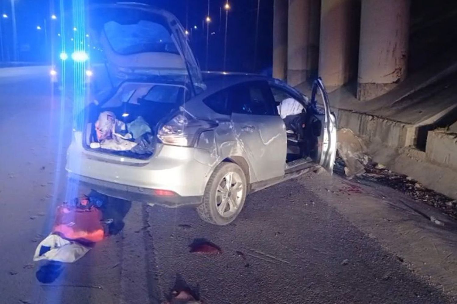 Córdoba: durante una persecución policial, un ladrón perdió el control del auto, cayó desde un puente y está grave