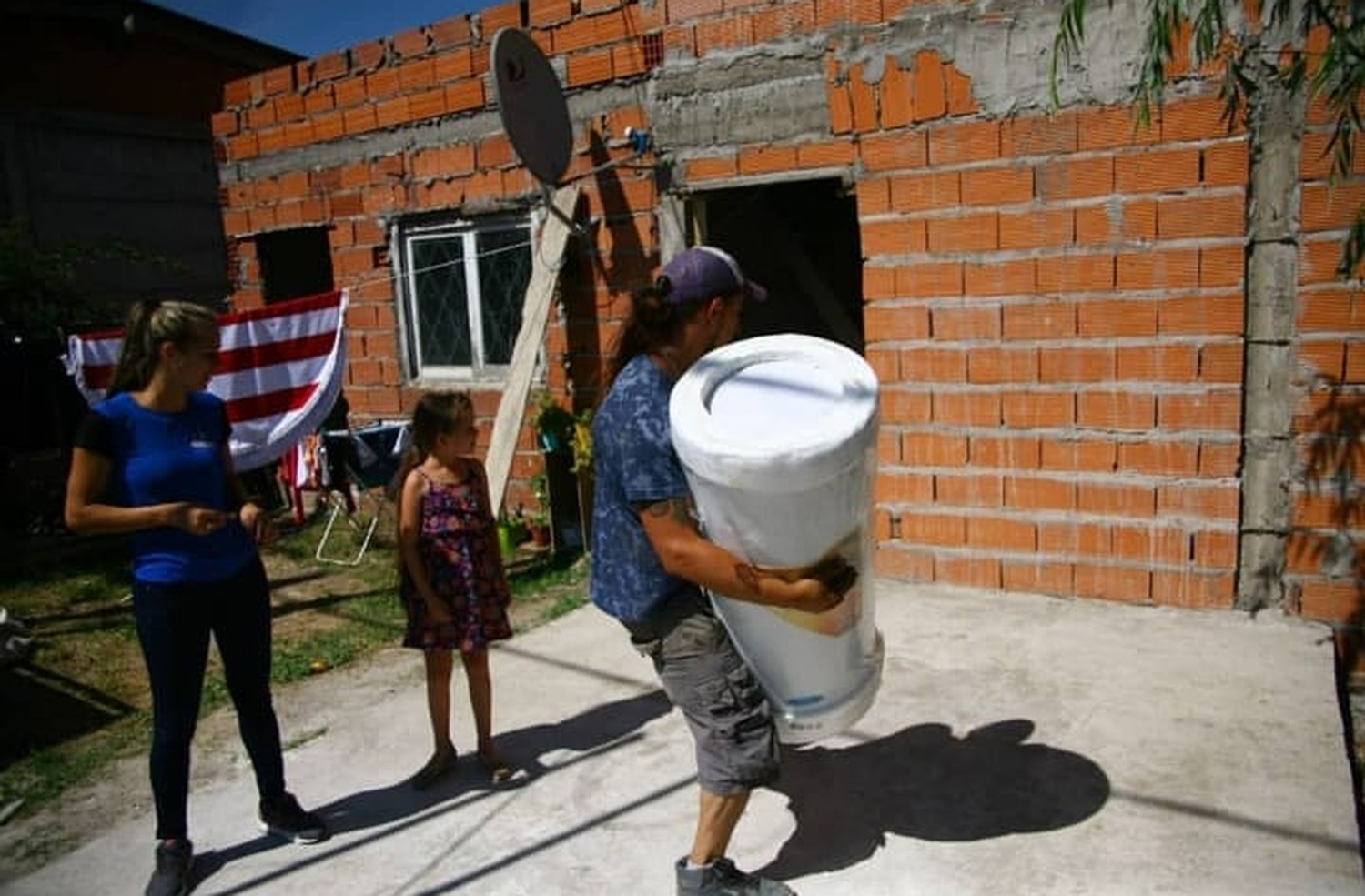 Entregaron 12 termotanques para familias de La Movediza