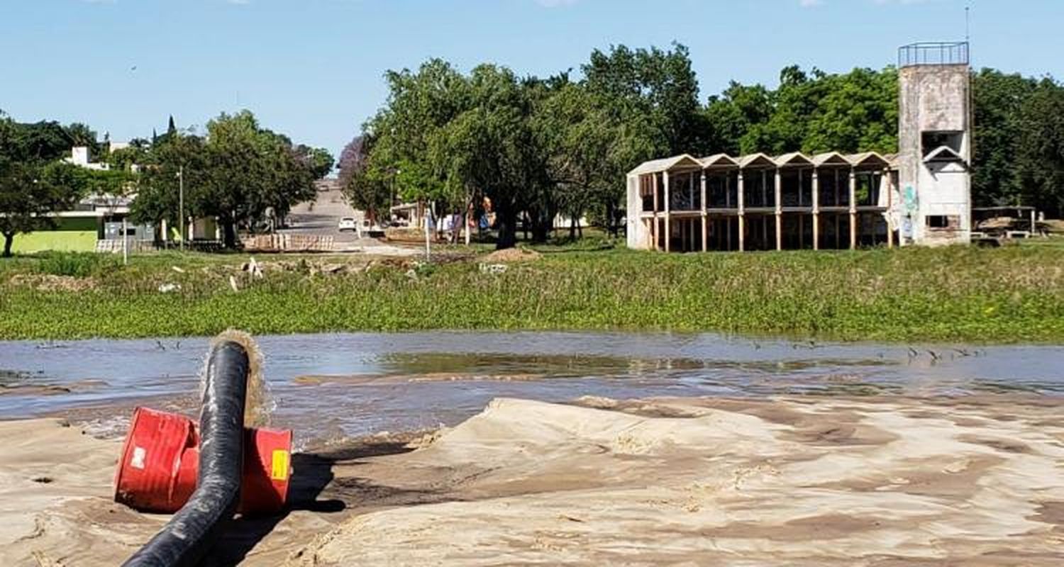 Rellenan el piletón  del exbalneario y preparan la zona costera para la temporada