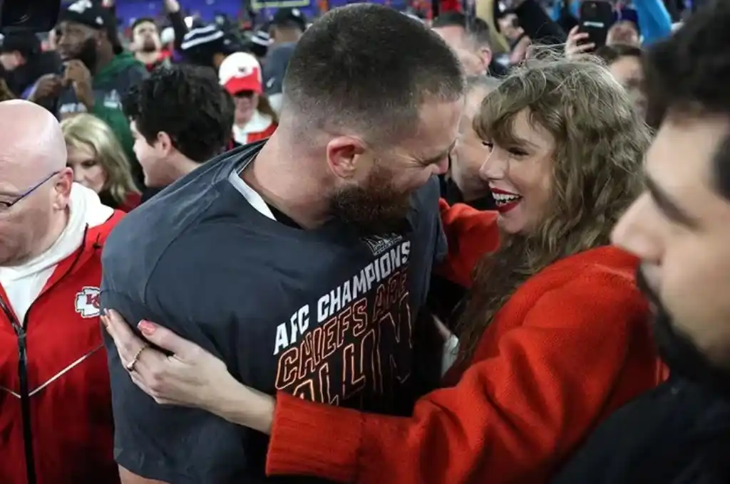 Taylor Swift y Travis Kelce compartieron momentos de alegría tras la victoria de los Chiefs. (Patrick Smith/Getty Images)