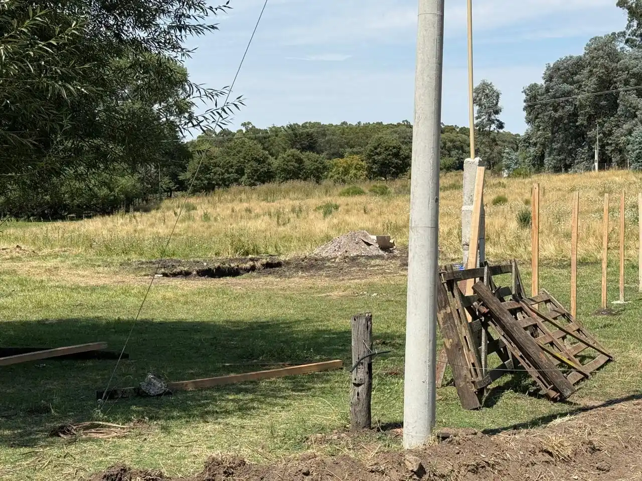 Los escombros y el pozo cavado en el lote de Chimango y Pavón.
