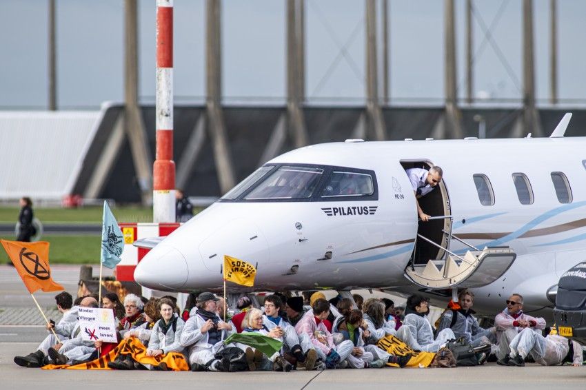 Más de 500 activistas climáticos bloquearon jets privados en Ámsterdam