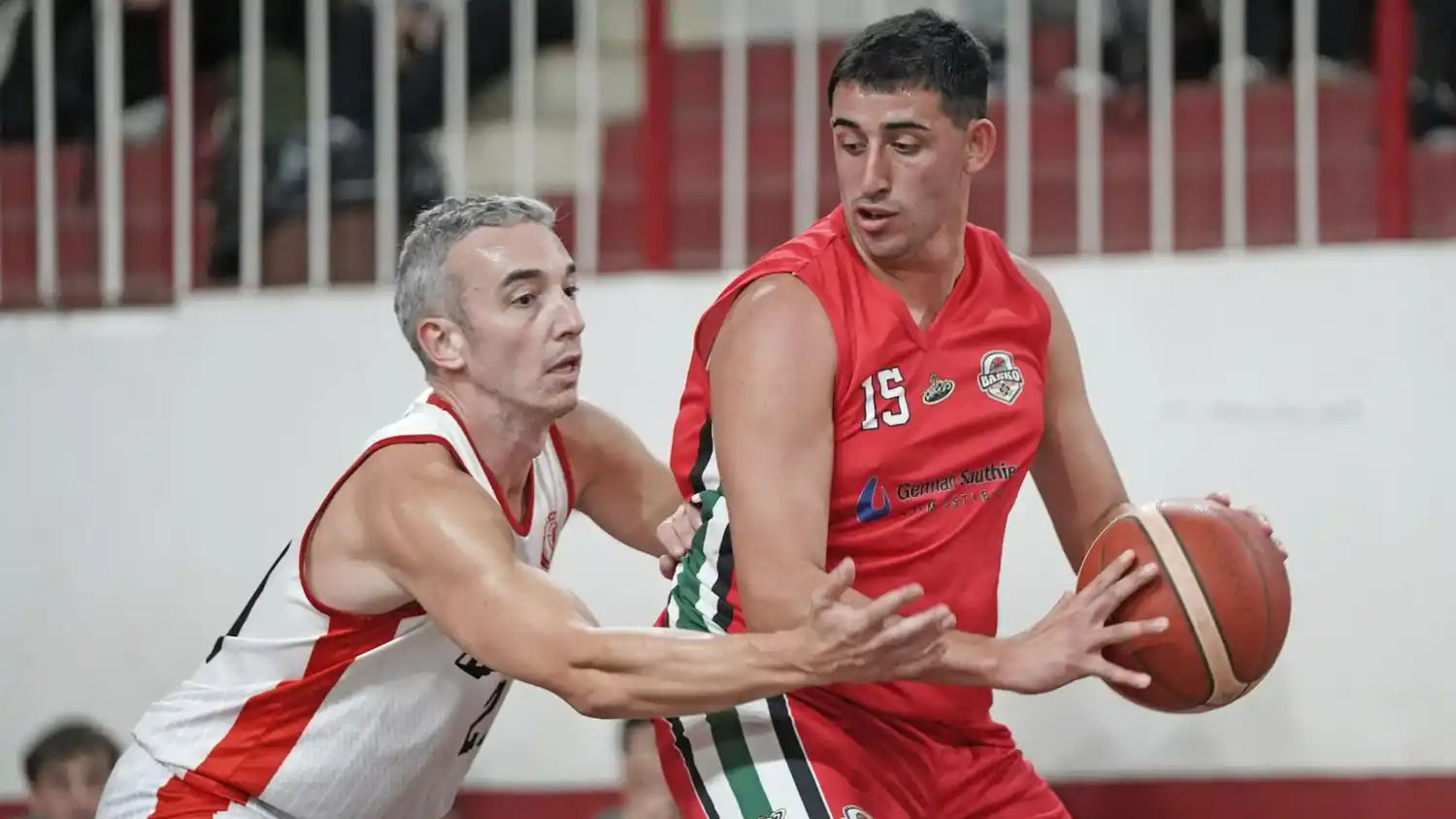 Huracán derrotó a Centro Basko y continúa como líder del Torneo Apertura