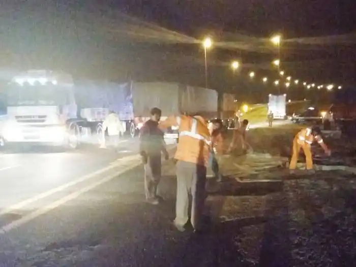 Un camión volcó y otro fue a parar a un cantero en el Puente Zárate Brazo Largo