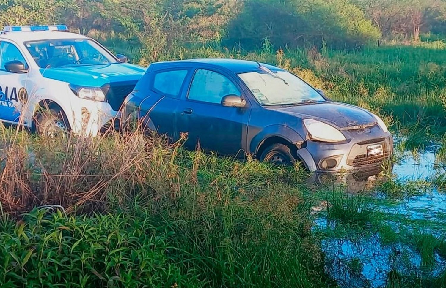 Asaltaron a un empleado, lo mantuvieron cautivo y huyeron en autos robados