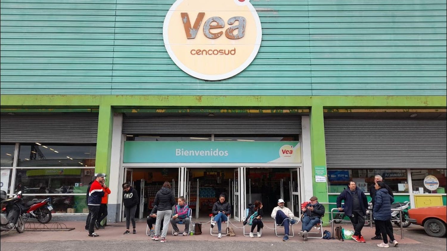 Trabajadores despedidos de Vea esperan una respuesta o podrían incrementar las acciones