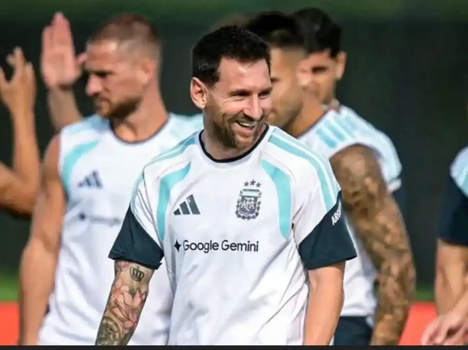 Messi, distendido pese a su difícil momento personal, encabezó el entrenamiento del jueves en Kansas. Foto:AFA